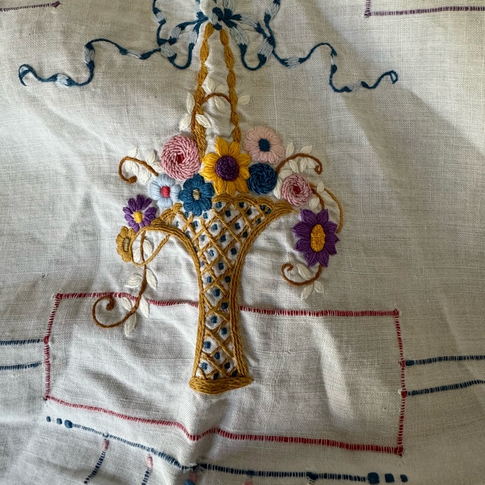 Vintage handmade linen floral tablecloth 43”x43”